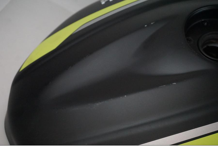 Snett uppifrån på Bensintank från en Triumph Street Triple 765 RS -2021 motorcykel.