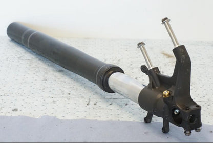 Vänster sida på Gaffelben från en Suzuki GSX 1300 BK -2008 motorcykel.