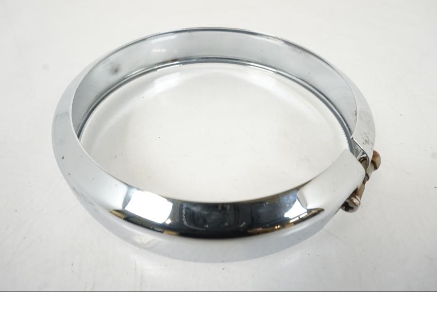 Framsidan på Strålkastarkåpa från en H-D FLHC -2018 motorcykel.