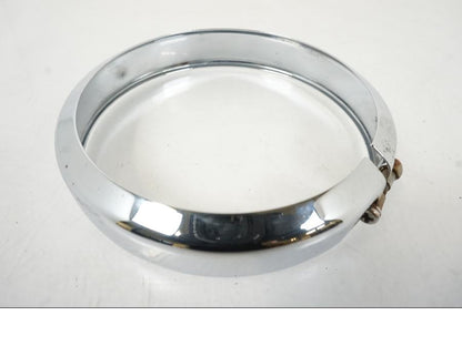 Framsidan på Strålkastarkåpa från en H-D FLHC -2018 motorcykel.