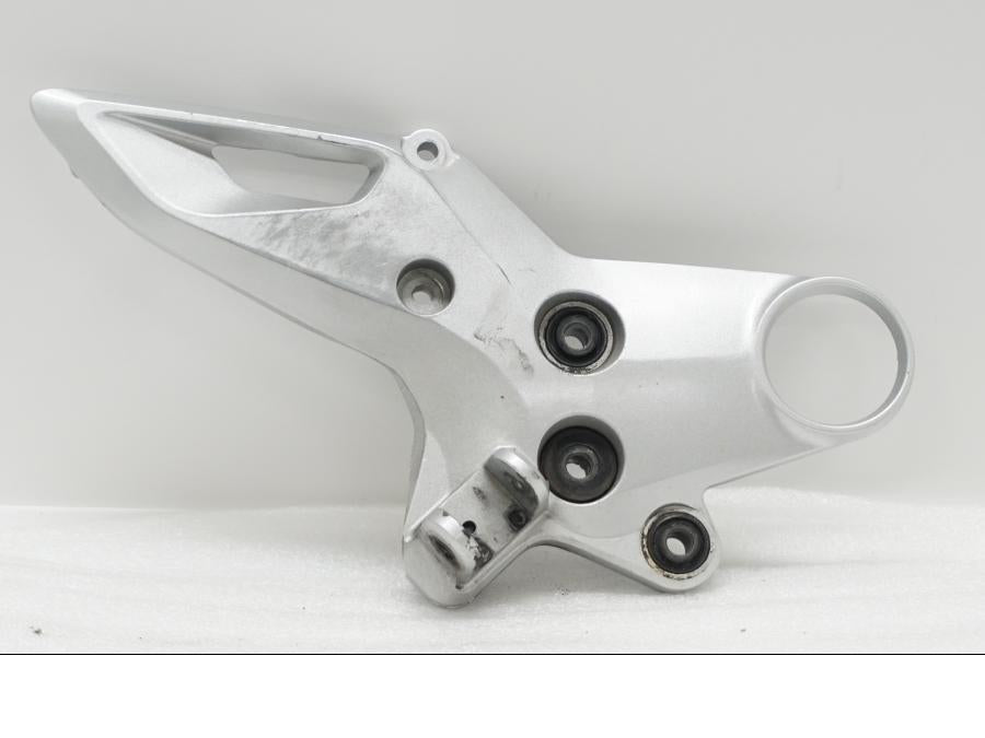 Framsidan på Fotpinnefäste från en Suzuki GSX 1300 BK -2008 motorcykel.