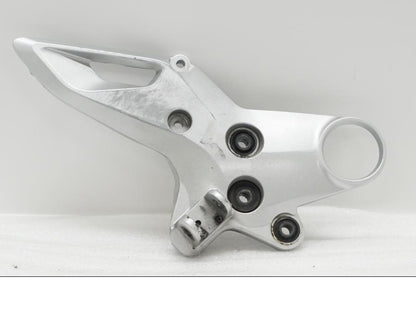 Framsidan på Fotpinnefäste från en Suzuki GSX 1300 BK -2008 motorcykel.