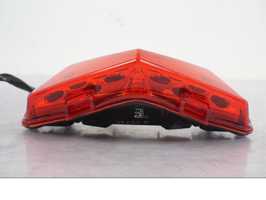 Snett nerifrån på Baklampa från en Kawasaki ER-6N -2016 motorcykel.