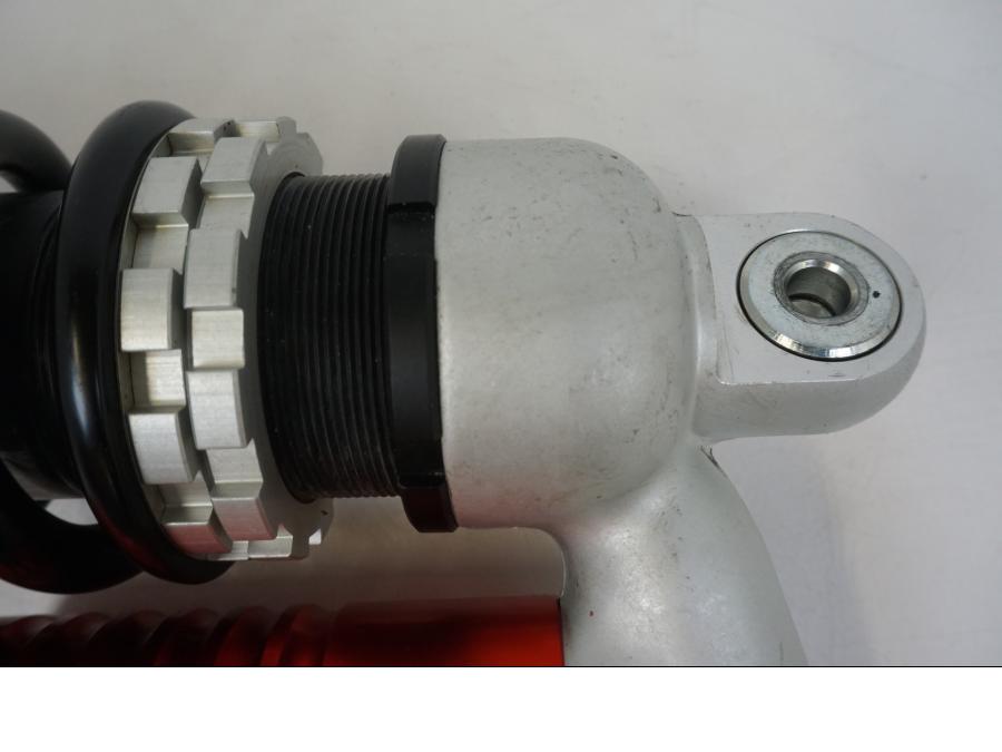 Snett nerifrån på Stötdämpare från en AJP PR7 -2021 motorcykel.