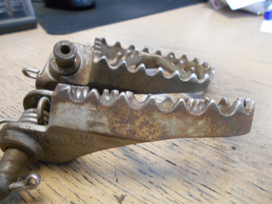 Höger sida på Fotpinnesats från en Husaberg 390 FE -2012 motorcykel.