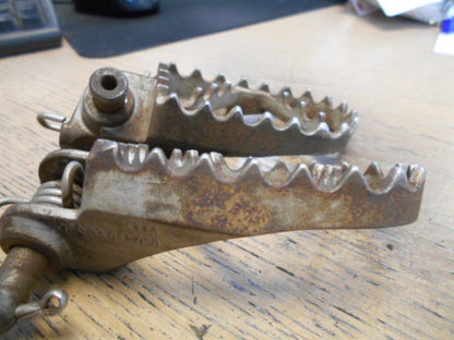 Höger sida på Fotpinnesats från en Husaberg 390 FE -2012 motorcykel.