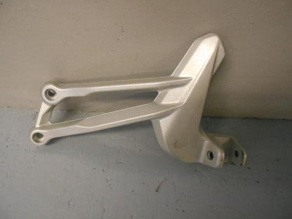 Framsidan på Fotpinnefäste från en Ducati Multistrada 1200 -2015 motorcykel.