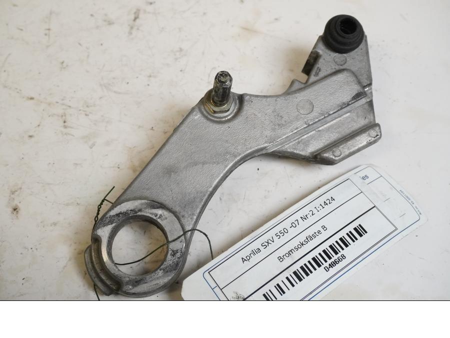 Framsidan på Bromsoksfäste från en Aprilia SXV 550 -2007 motorcykel.