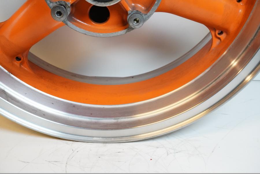 Extrabild2 på Fälg från en Kawasaki Z 1000 -2003 motorcykel.