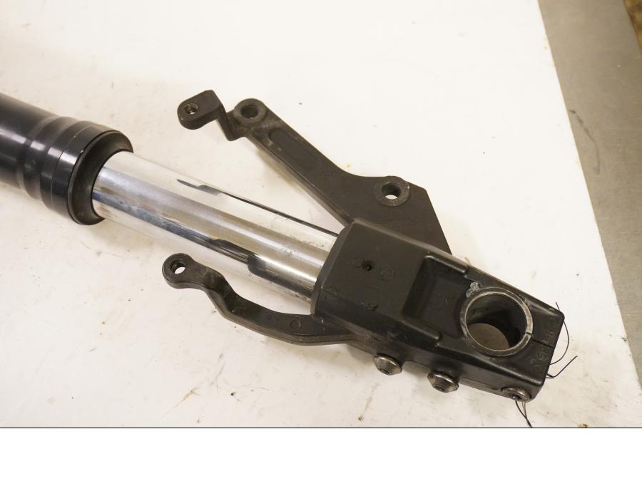 Baksidan på Gaffelben från en Yamaha XV 1700 -2003 motorcykel.