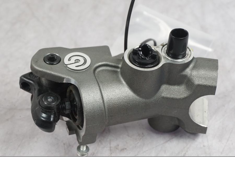 Höger sida på Kopplingshuvudcylinder från en Ducati Multistrada V4 -2024 motorcykel.