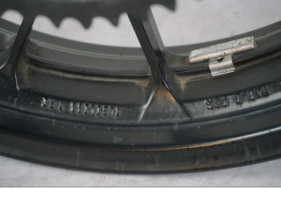 Snett uppifrån på Fälg från en Yamaha MT 125 -2017 motorcykel.