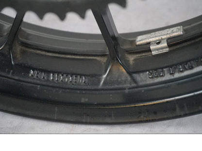 Snett uppifrån på Fälg från en Yamaha MT 125 -2017 motorcykel.