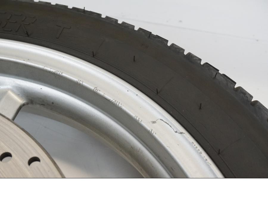 Snett uppifrån på Hjulpaket från en Triumph Speedmaster -2006 motorcykel.