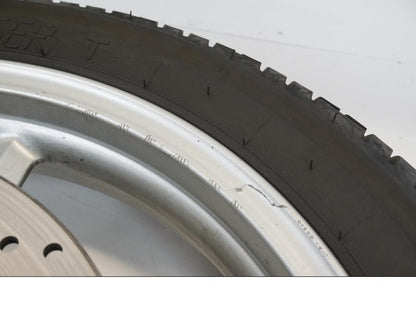 Snett uppifrån på Hjulpaket från en Triumph Speedmaster -2006 motorcykel.