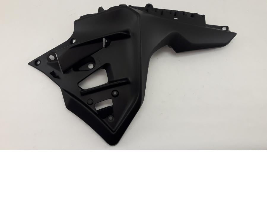 Framsidan på Sidkåpa från en Yamaha MT-07 Tracer -2020 motorcykel.