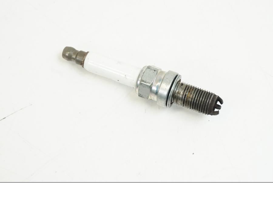 Snett uppifrån på Topplock från en Ducati Hyperstrada -2013 motorcykel.