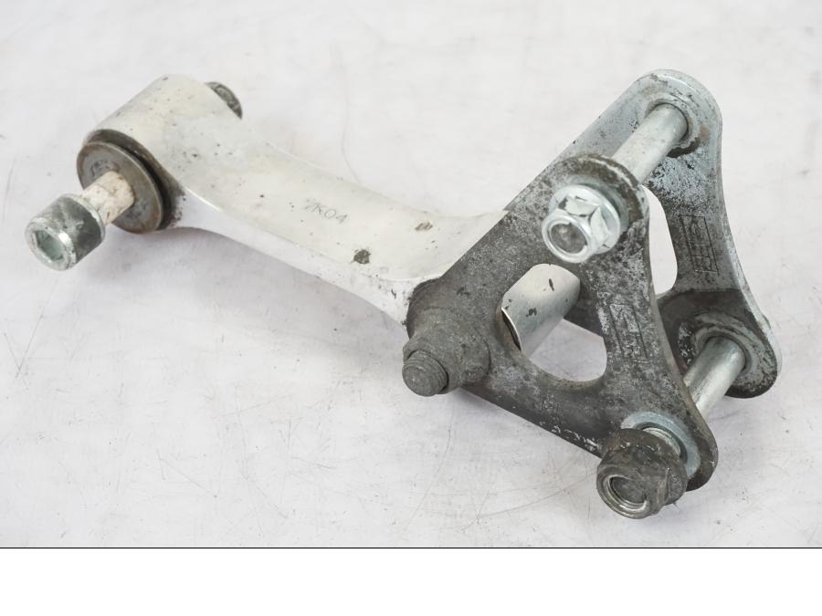 Framsidan på Stötdämparlänkage från en Suzuki GSX-S 1000 -2017 motorcykel.