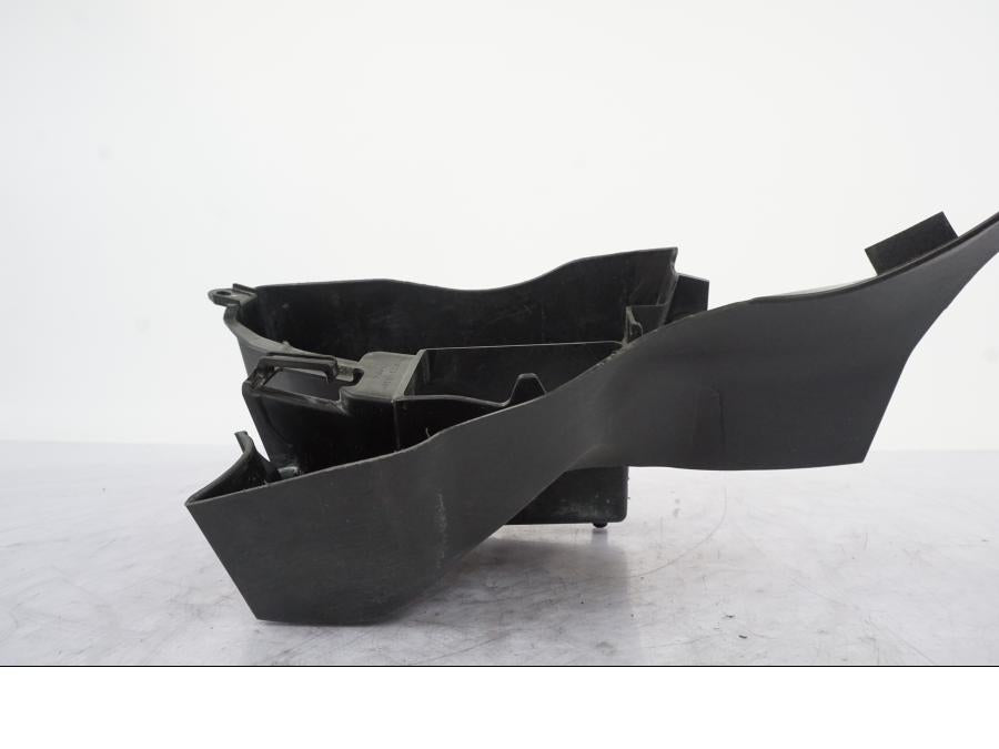 Vänster sida på Batterihållare från en Kawasaki ER-6N -2012 motorcykel.