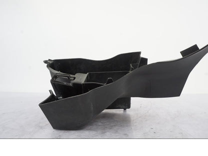 Vänster sida på Batterihållare från en Kawasaki ER-6N -2012 motorcykel.