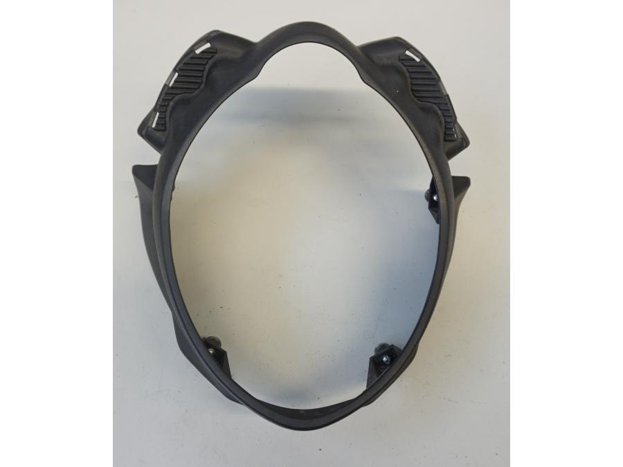 Framsidan på Strålkastarkåpa från en Suzuki SFV 650 A Gladius -2012 motorcykel.