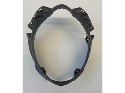 Framsidan på Strålkastarkåpa från en Suzuki SFV 650 A Gladius -2012 motorcykel.