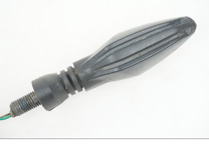 Snett uppifrån på Blinkers LED från en KTM 125 Duke -2020 motorcykel.