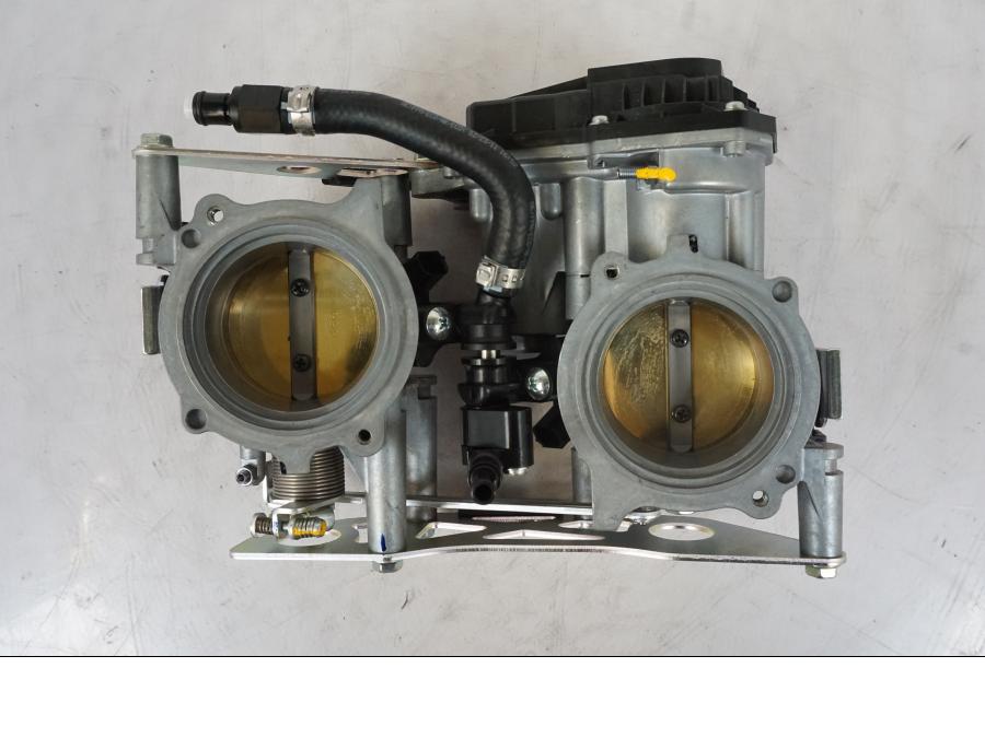 Snett nerifrån på Spjällhus från en KTM 1290 Super Duke R -2023 motorcykel.