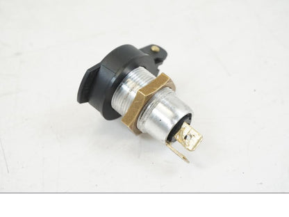 Baksidan på El uttag 12 V från en Triumph Speed Triple -2021 motorcykel.