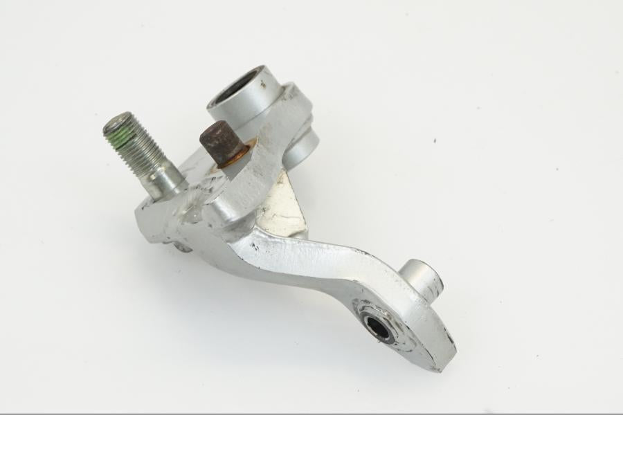 Snett nerifrån på Fotpinnefäste från en Honda XRV 750 -2003 motorcykel.