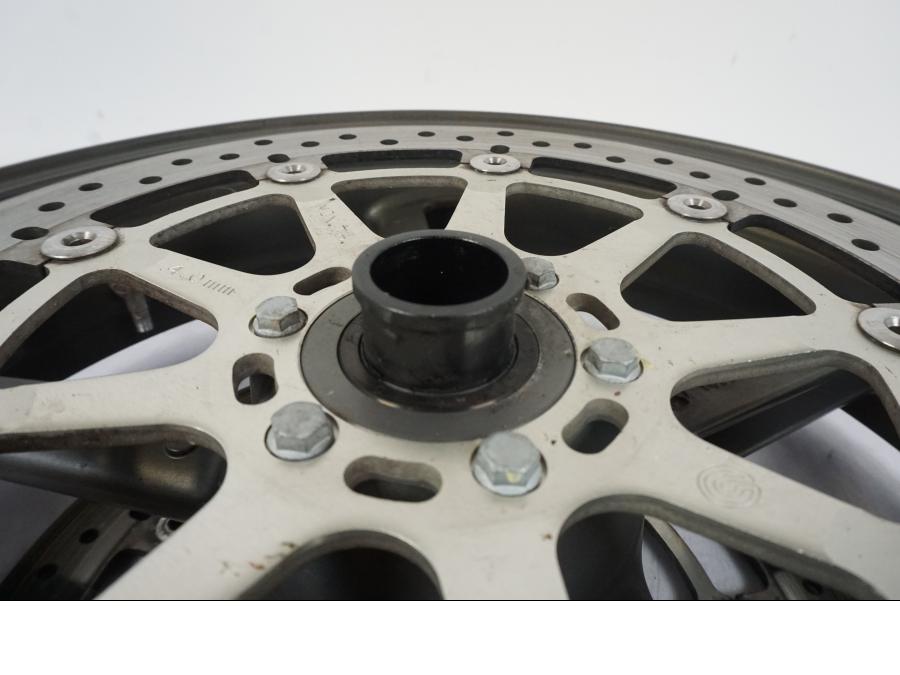 Höger sida på Fälg från en KTM 990 Super Duke -2006 motorcykel.