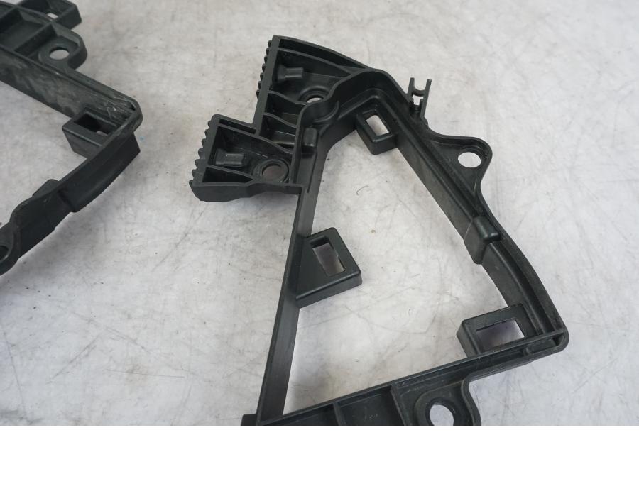 Snett nerifrån på Sadelfäste från en KTM 1290 Super Adventure S -2022 motorcykel.