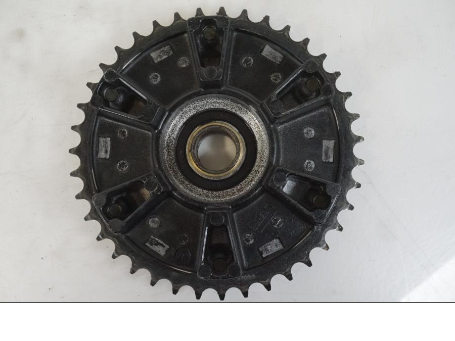 Vänster sida på Drevfäste från en Yamaha XJR 1300 -2002 motorcykel.