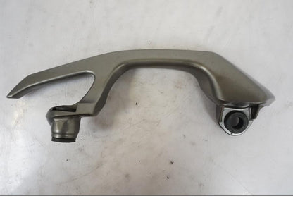 Höger sida på Passagerarhandtag från en Kawasaki ER-6N -2012 motorcykel.