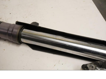 Höger sida på Gaffelben från en KTM 625 SMC -2005 motorcykel.