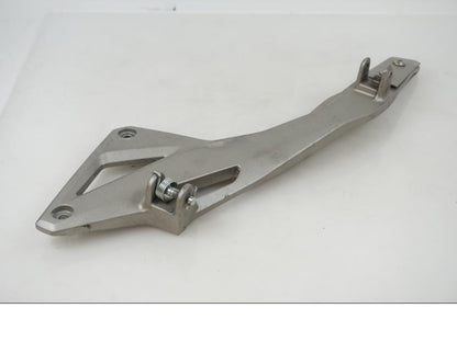 Framsidan på Fotpinnefäste från en BMW K 1200 S -2007 motorcykel.