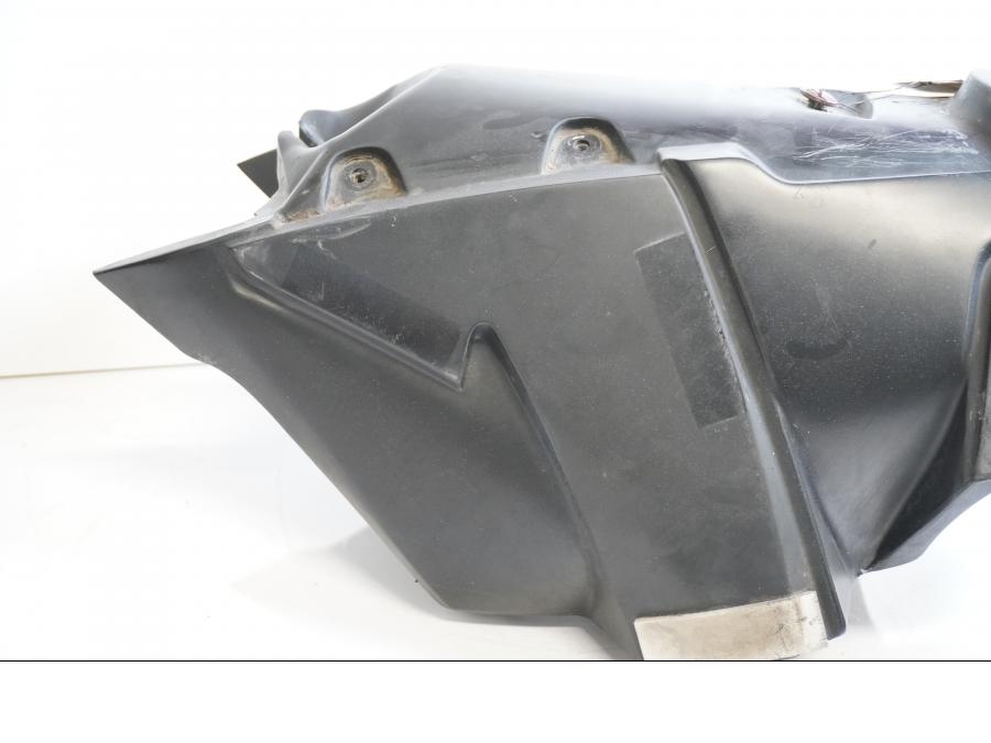 Vänster sida på Bensintank från en KTM 640 Duke -2001 motorcykel.