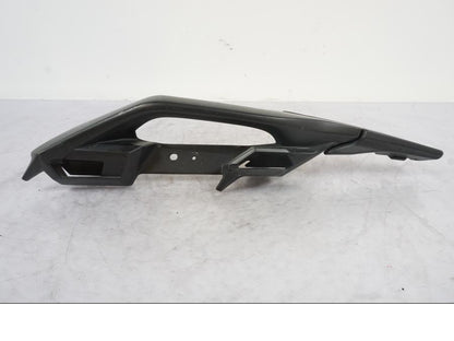 Framsidan på Passagerarhandtag från en Kawasaki Versys 650 -2014 motorcykel.