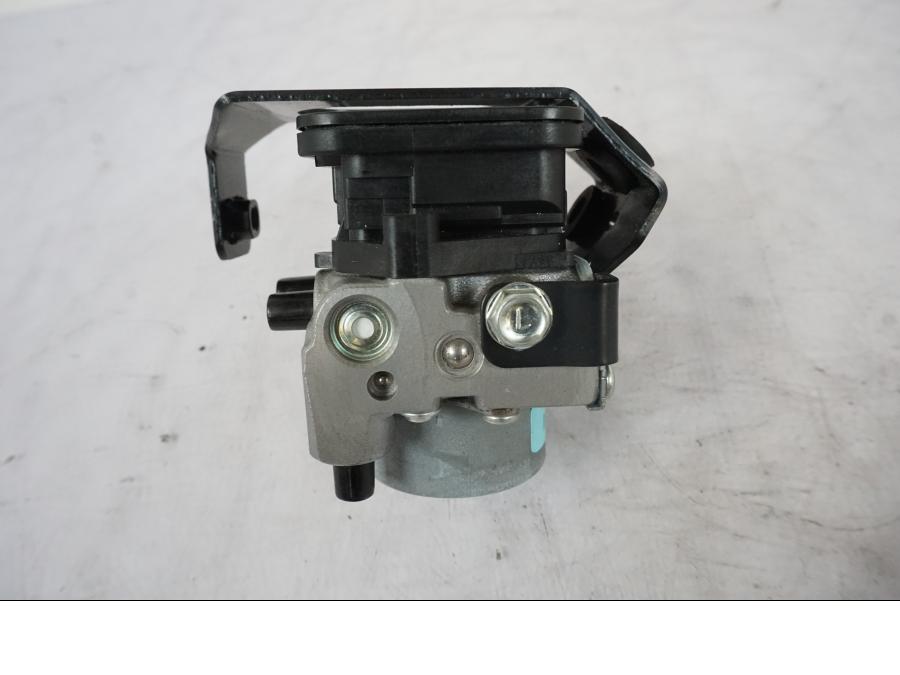 Höger sida på ABS Modulator från en Kawasaki Z 800 -2014 motorcykel.