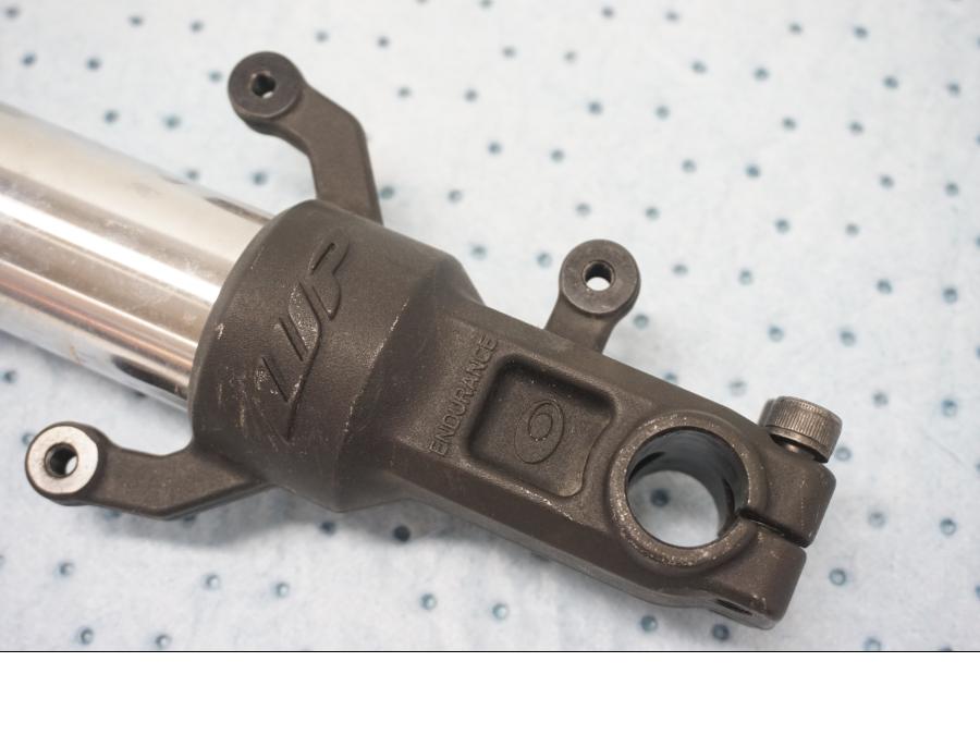 Höger sida på Gaffelben från en KTM 125 Duke -2017 motorcykel.