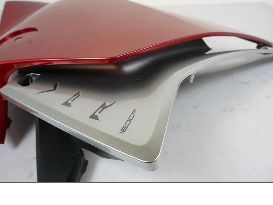 Höger sida på Sidkåpa från en Honda VFR 1200 -2010 motorcykel.