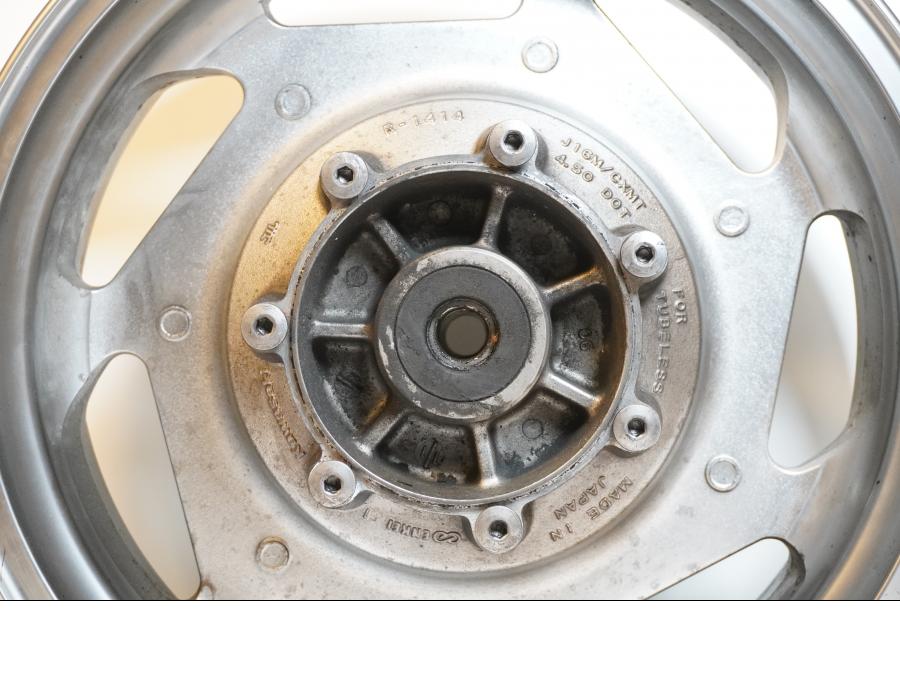 Baksidan på Fälg från en Kawasaki VN 1600 -2006 motorcykel.