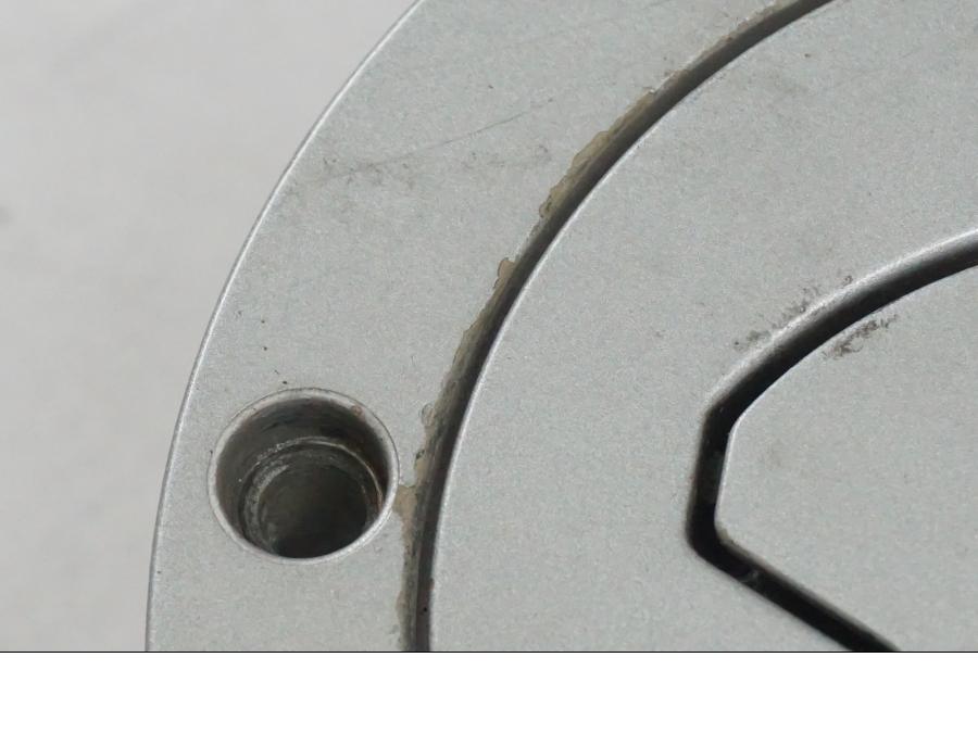 Snett uppifrån på <p>Låssats från BMW K 1200 RS 1998.</p>

<p>Tändningslås, 1st nyckel, tanklock och sadellås.</p> motorcykel.