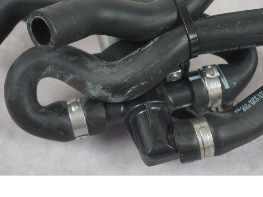 Snett nerifrån på Second Air från en KTM 1290 Super Duke R -2022 motorcykel.