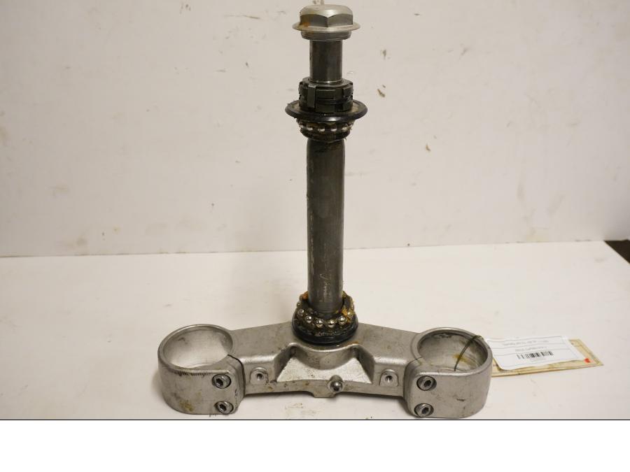 Framsidan på Gaffelkrona från en Yamaha MT-01 -2005 motorcykel.