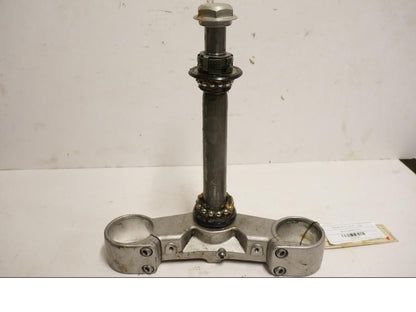 Framsidan på Gaffelkrona från en Yamaha MT-01 -2005 motorcykel.