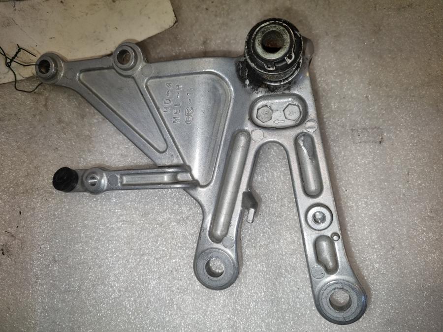 Baksidan på Fotpinnefäste från en Honda CBR 1000 RR -2004 motorcykel.