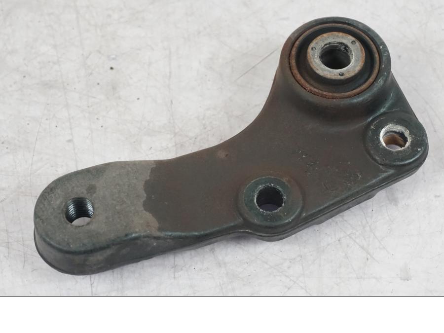 Höger sida på Motorfäste från en Suzuki GSF 1250 -2010 motorcykel.