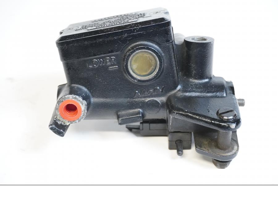 Framsidan på Kopplingshuvudcylinder från en Triumph Thunderbird 900 -2001 motorcykel.