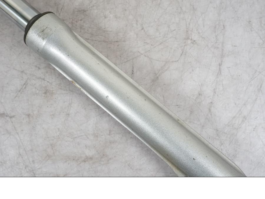 Vänster sida på Gaffelben från en Honda ANF 125 -2009 motorcykel.